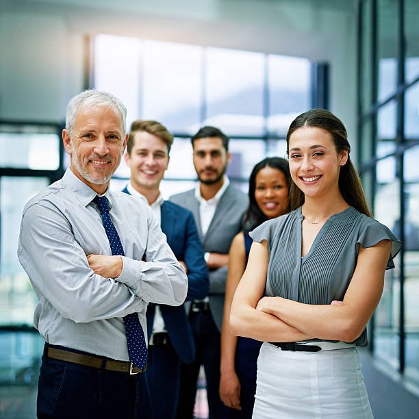 Portrait d'un groupe de collègues se tenant ensemble dans un bureau